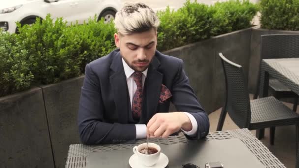 Giovane Uomo Affari Che Rilassa Beve Caffè Seduto Nel Caffè — Video Stock