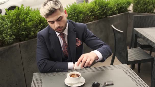 Joven Empresario Añadiendo Crema Para Café Hombre Sentado Cafetería Terraza — Vídeos de Stock