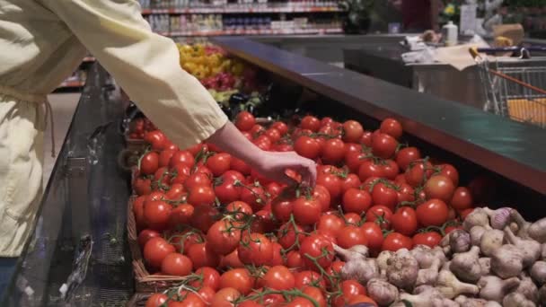 Λευκά Χέρια Της Γυναίκας Παίρνουν Λίγες Πολύχρωμες Ντομάτες Στην Αγορά — Αρχείο Βίντεο