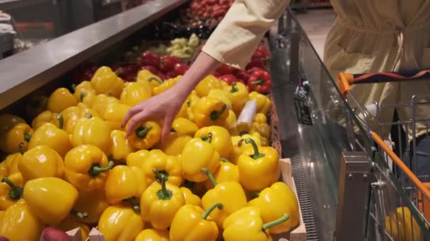 Kadın Dükkanda Sarı Tatlı Biber Seçiyor Yakın Çekim Seçenek Sebze — Stok video
