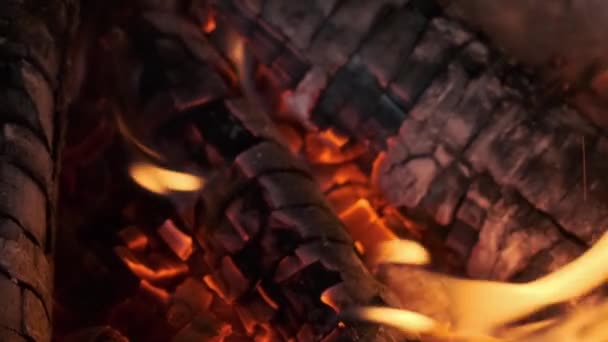 4K węgiel opałowy w kominku. migoczące światło węglach w kominku. Płonący ogień Gorące węgle. Pożar. tło. — Wideo stockowe