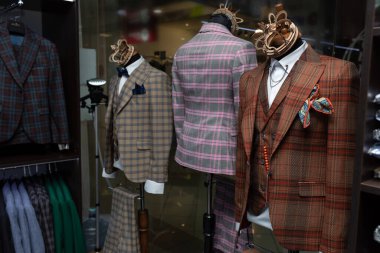 Kravat, kravat tokası ve mendili olan güzel mavi takımlar. Erkek giyim mağazasının rüzgarında mankenler. Manken üzerinde terzi çalışması