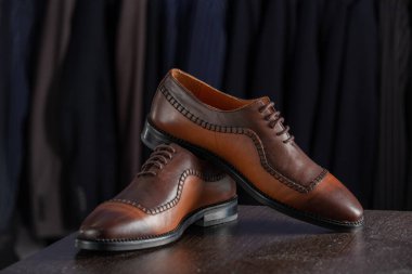 Dükkandaki zarif deri erkek kahverengi ayakkabılar. Erkekler için pahalı modern ayakkabılar