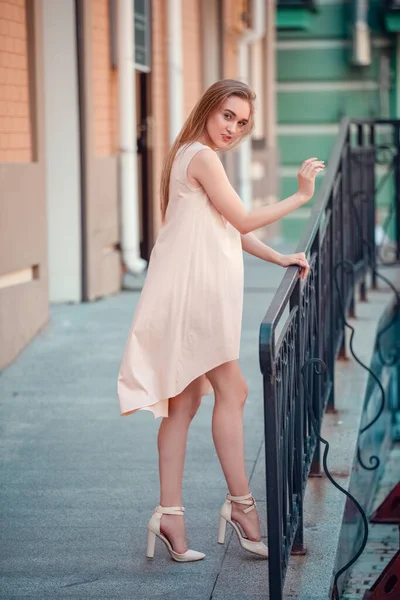 Retrato Uma Jovem Posando Rua Femail Modelo Vestindo Vestido Luz — Fotografia de Stock