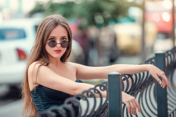 Mode Lifestyle Porträt Hübsche Frau Mit Sonnenbrille Posiert Der Stadt — Stockfoto