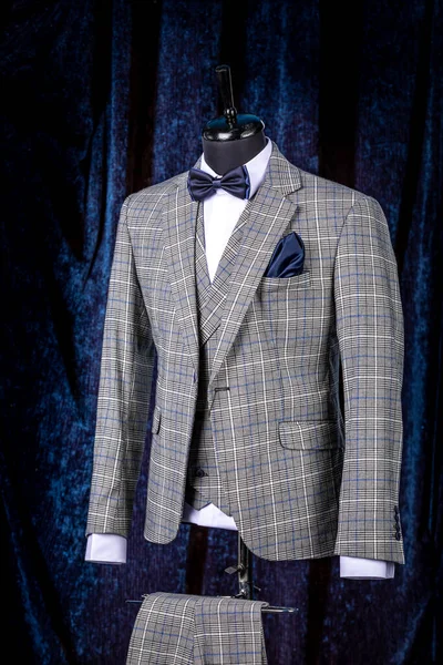 Stylish mens gray check suit on a mannequin or dummy. Mens Clothing. Clothing store. Shopping in boutiques — Stock Photo, Image