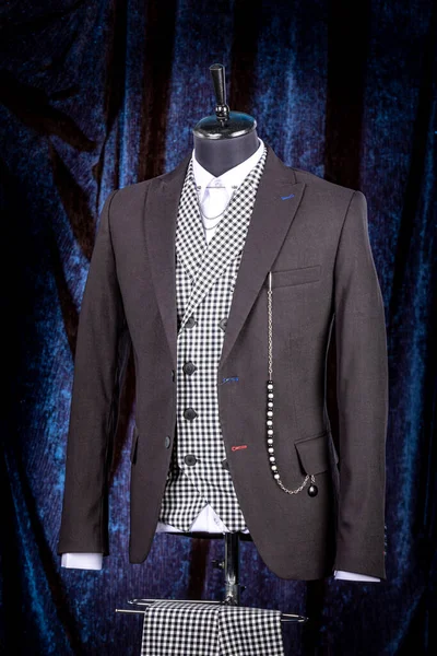 Stilvoller Herren grauer Karo-Anzug auf einer Schaufensterpuppe oder Puppe. Herrenbekleidung. Bekleidungsgeschäft. Einkaufen in Boutiquen — Stockfoto