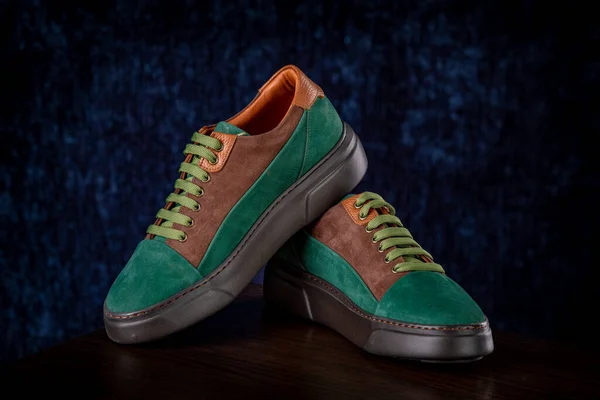 Pánské klasické zelené semišové boty na modrém pozadí — Stock fotografie
