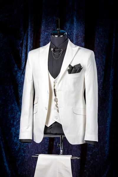 마네킹 이나 마네킹 으로 결혼식을 올릴 거야. 주머니에 스카프가 들어 있는 하얀 3 인조 정장을 입은 민즈 — 스톡 사진