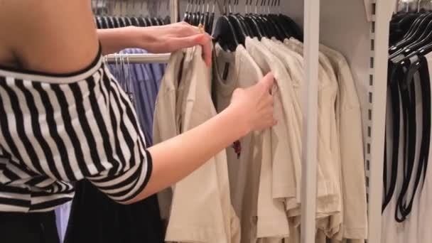 백화점 쇼핑센터에서 티셔츠를 고르는 여성들의 — 비디오