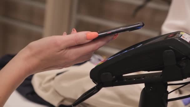 Mulher Usando Tecnologia Nfc Para Pagar Loja Café Pagamento Telefone — Vídeo de Stock