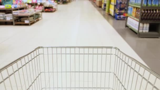 Supermarkt Einkaufswagen Zeitraffer Der Einkaufswagen Fährt Durch Den Supermarkt — Stockvideo