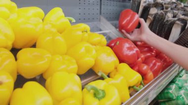 Bakkalda dolmalık biber alan bir kadın..