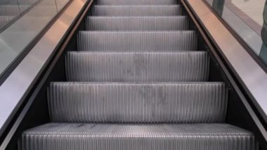 Alışveriş merkezinde yürüyen merdiven. Görüntüyü kapat.