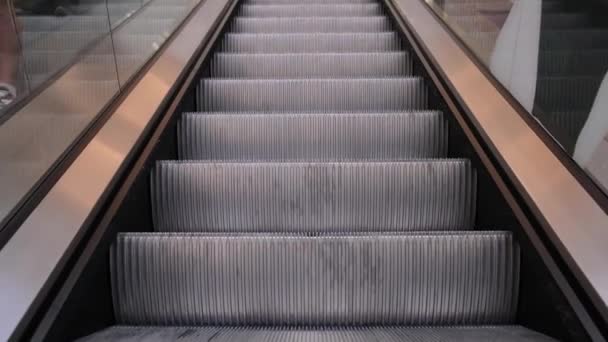 Escalier roulant dans un centre commercial. Vue rapprochée. — Video