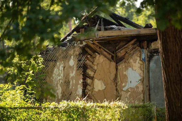 Eski bir tuğla evin parçası. Eski yıkılmış ev