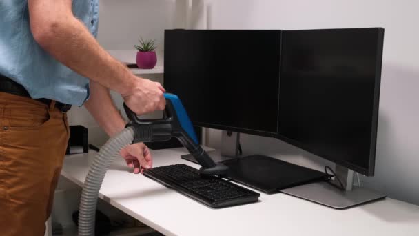 Hombre de aspiración de teclado y monitor de ordenador en casa. — Vídeos de Stock