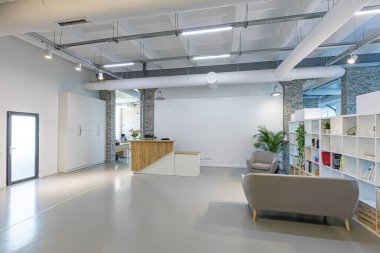 Açık renkli iş yeri binası. İş merkezindeki iş yerinin içinde. karşılama