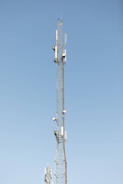 Parlak güneş ışığı ve mavi gökyüzünde cep telefonu iletişimi için kule veya direği. Röle kulesi İnternet 4G haberleşmesi