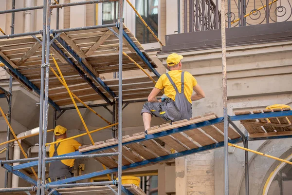 Builders Uniform Work Construction Site Workers Restore Building Wooden Scaffolding — Stock Photo, Image