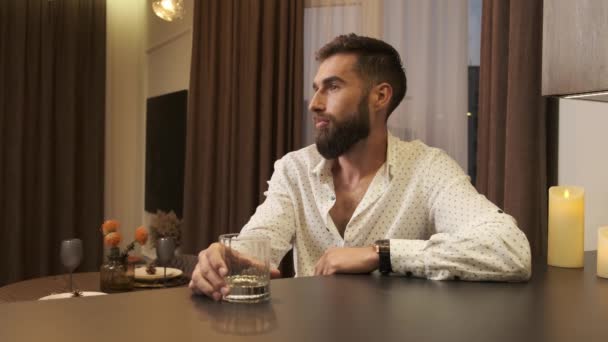 Sakallı Adam Viski Içip Kol Saatine Bakıyor Yorgun Adamı Evde — Stok video