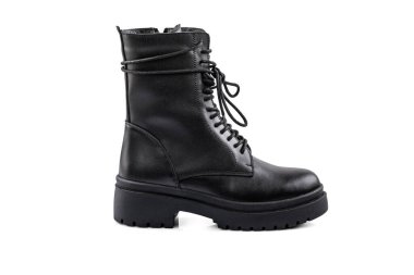 Siyah deri bot beyaz arkaplanda izole edilmiş.