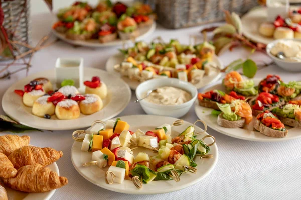 Ristorazione tavolo a buffet con un cibo delizioso — Foto Stock