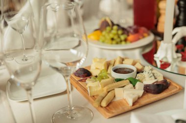 Peynir tabağı, bal ya da sos, restoranda incir.