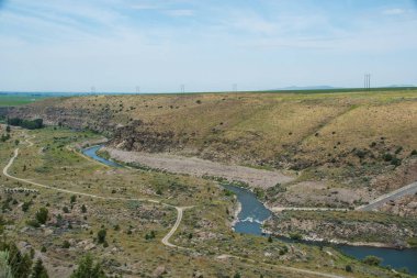 1976 'da yıkıcı bir çöküş sahnesi, bir toprak barajı.
