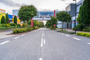 Yol boyunca uzanan yol Legoland Hotel 'i Billund, Danimarka lego tema parkına bağlıyor, gün batımının ılık parıltısıyla banyo yapıyor..