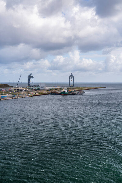 Контейнерный терминал Nordhavn строится в гавани Копенгагена Дания, а грузовое судно Famita загружает обломки на рабочем месте. Вид с воздуха