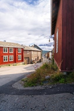 Geleneksel Falu kırmızı ahşap binalarla dolu antika caddelerde dolaş. Bu huzurlu kasabada, aydınlık bir yaz gününde yaşlı Roros Norveç 'in güzelliğini tecrübe edin..