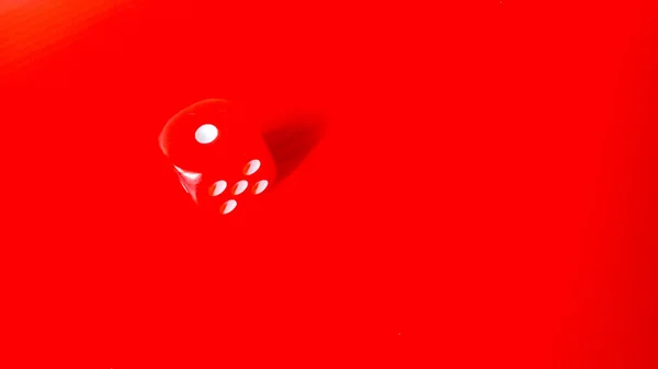 Minimalist kavram, şans sembolü, risk, kumar, karar verme ve rastgelelik..