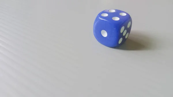 Görüntü, oyun, şans, olasılık, şans ve riski temsil ediyor ve çoğu zaman belirsizlik ve karar verme mekanizması için metafor olarak kullanılıyor..