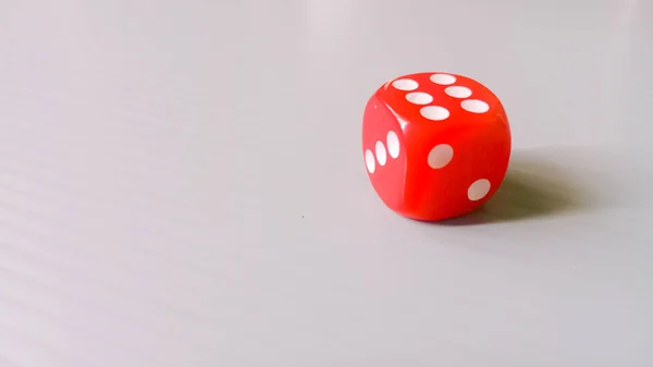 Görüntü, oyun, şans, olasılık, şans ve riski temsil ediyor ve çoğu zaman belirsizlik ve karar verme mekanizması için metafor olarak kullanılıyor..