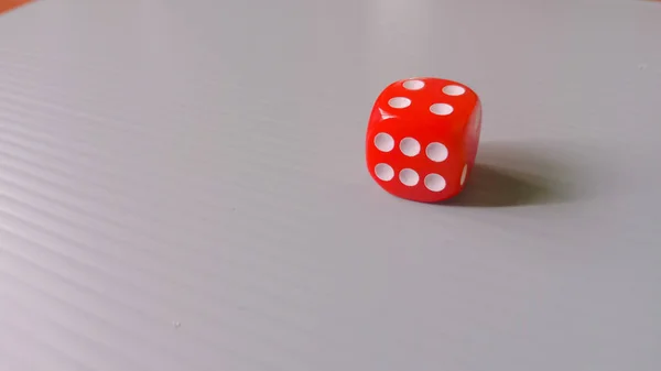 Görüntü, oyun, şans, olasılık, şans ve riski temsil ediyor ve çoğu zaman belirsizlik ve karar verme mekanizması için metafor olarak kullanılıyor..