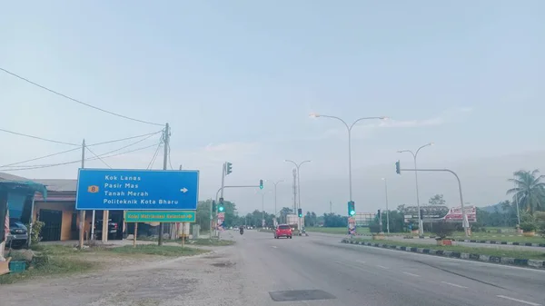 Sahne, köy ortamında kırsal yaşam tarzını, ulaşımı ve huzurlu yolculuğu yansıtıyor..