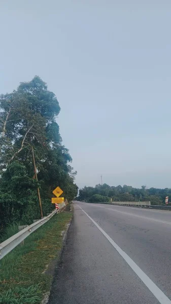 Sahne, köy ortamında kırsal yaşam tarzını, ulaşımı ve huzurlu yolculuğu yansıtıyor..