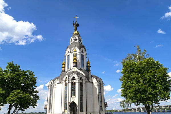 Hermosa Iglesia Cerca Del Río Ciudad Dnepr Dnipro Dnipropetrovsk Dnepropetrovsk — Foto de Stock