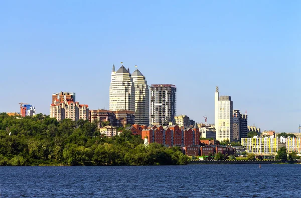 Uma Manhã Verão Clara Rio Dnieper Uma Vista Dos Edifícios — Fotografia de Stock