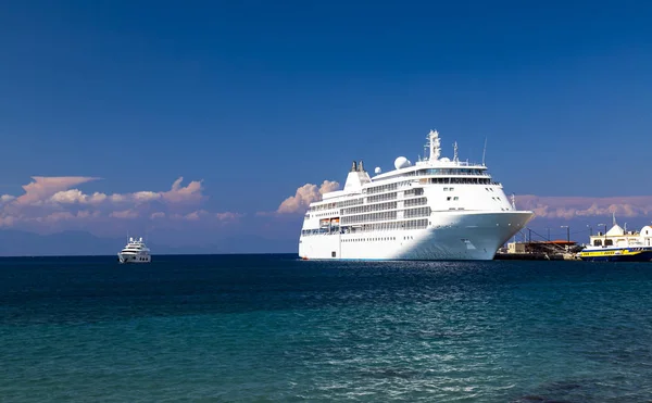 Большой Белый Круизный Корабль Стоит Пирсе Туристическом Порту Закате Родос — стоковое фото