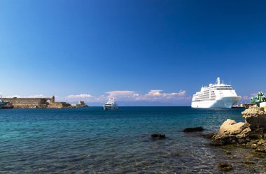 Büyük beyaz bir cruise liner standları Rodos Adası picturesque turist noktasındaki bir havuzda günbatımında