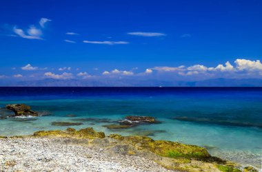 Güzel yaz plaj, çakıl sörf çizgi üzerinde bir güzel turkuaz deniz, Rhodes, Yunanistan
