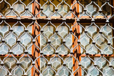 Buzlu cam penceresindeki koruyucu antika Ferforje kafes