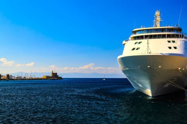 Bir büyük beyaz yolcu gemisi turistik liman, Rodos, Yunanistan iskelede duruyor.