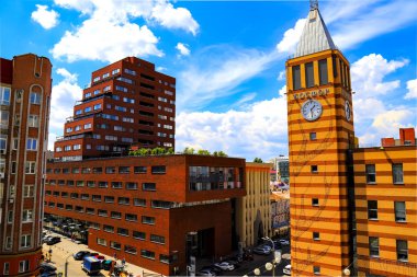 Dnepr, Ukrayna, 28 Temmuz. Kule ve gökdelen Dnipro şehir merkezinde görünümünü arka planda bir güzel bulutlar (Dnepropetrovsk, Dnipropetrovsk), Ukrayna