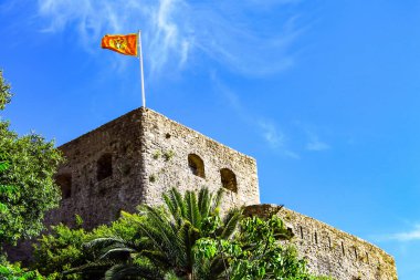 Karadağ içinde resort kasaba Herceg Novi Kotor Körfezi'nin kıyısında bayrağı ile dağlarda antik kale