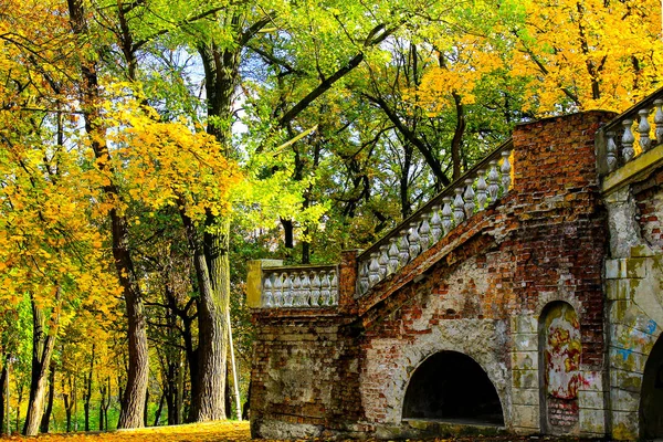 Edifício Antigo Ruínas Parque Outono Entre Árvores Amarelas Cidade Dnipropetrovsk — Fotografia de Stock