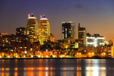 Kulenin, gökdelenler ve binalar Dnipro City gece, ışıklar nehirde Dinyeper, Ukrayna yansıyan görüntüleyin. Dnipro, Dnipropetrovsk, Dnepropetrovsk