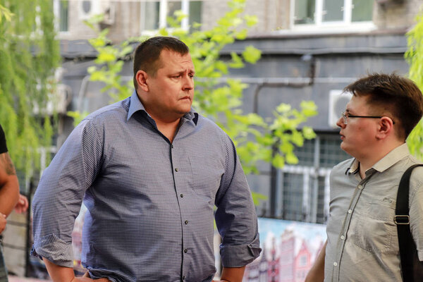 г. Днепр, Украина. 15 июня 2018 года. Мэр города Борис Филатов беседует с жителем Днепра на улице, (Днепропетровск, Днепропетровск)
)